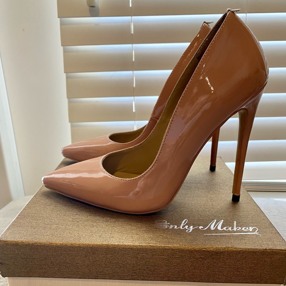 Woman’s nude / light pink heels